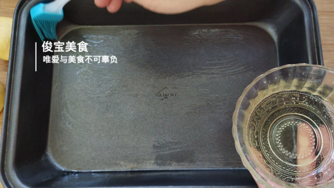 手揉面包烘焙教程,不用高筋面粉揉出膜的面包做法