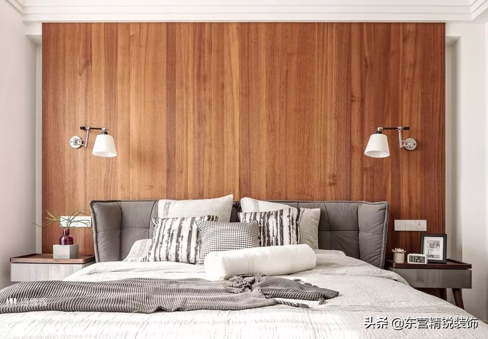 主卧背景墙护墙板装修效果图大全,100平方现代轻奢护墙板装修多少钱