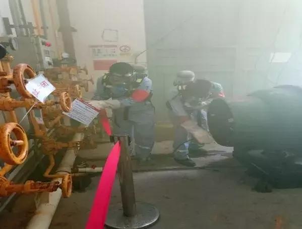 液氨泄漏安全应急预案,32吨硫酸泄漏消防交警紧急处理