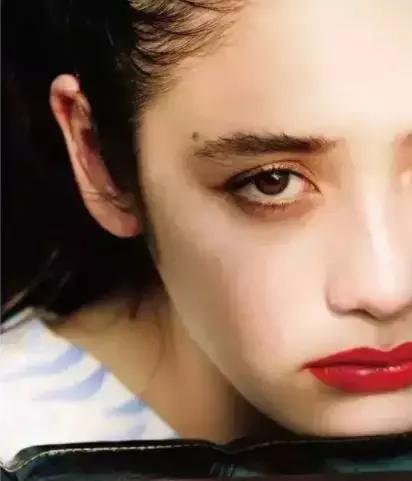 2018年冬季最流行的颜色，“红梨色”显得尤为突出，呼声很高