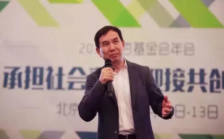 银杏带给我们的思考,银杏树给你的感受与想象