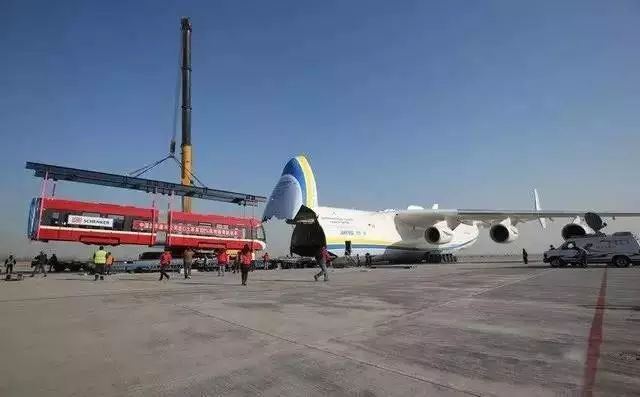 全面探索安-225，这个世上最大的飞机，32个轮子640吨起飞重量