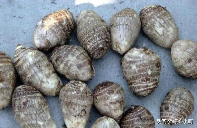 大妈街头卖纯手工小吃1个20块,大妈校门口卖便宜小吃1块5个