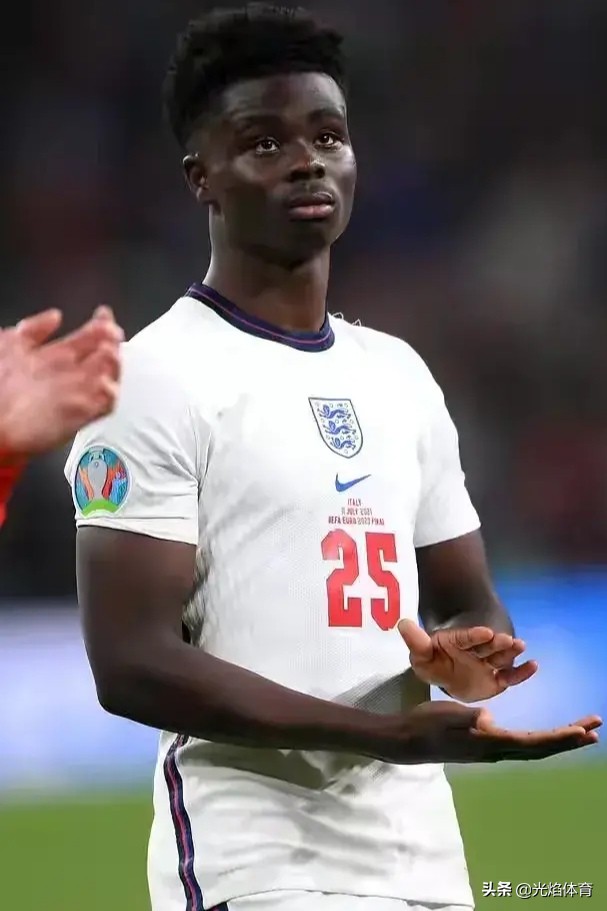 英格兰罚丢点球的三名黑人球员遭遇网暴,英国首相、凯恩等力挺
