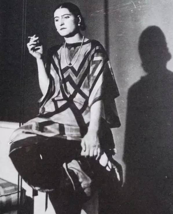 她亲眼看着自己的画作挂进卢浮宫,这位“时尚先锋”不输香奈儿