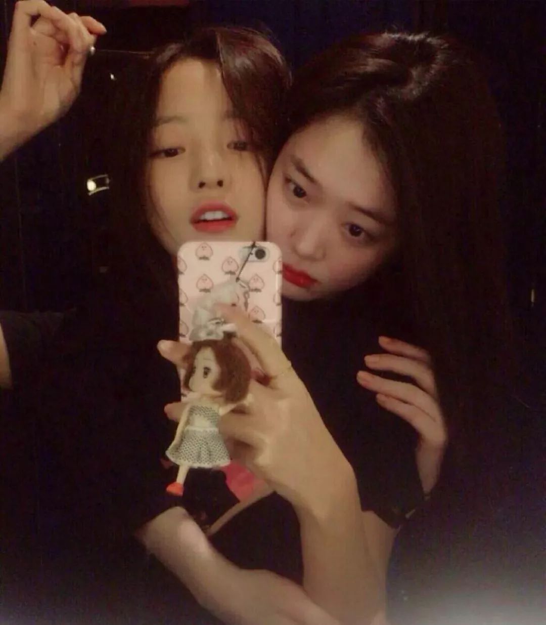 2年3位好友自杀！IU演唱途中获知具荷拉死讯，疑受打击唱不下去