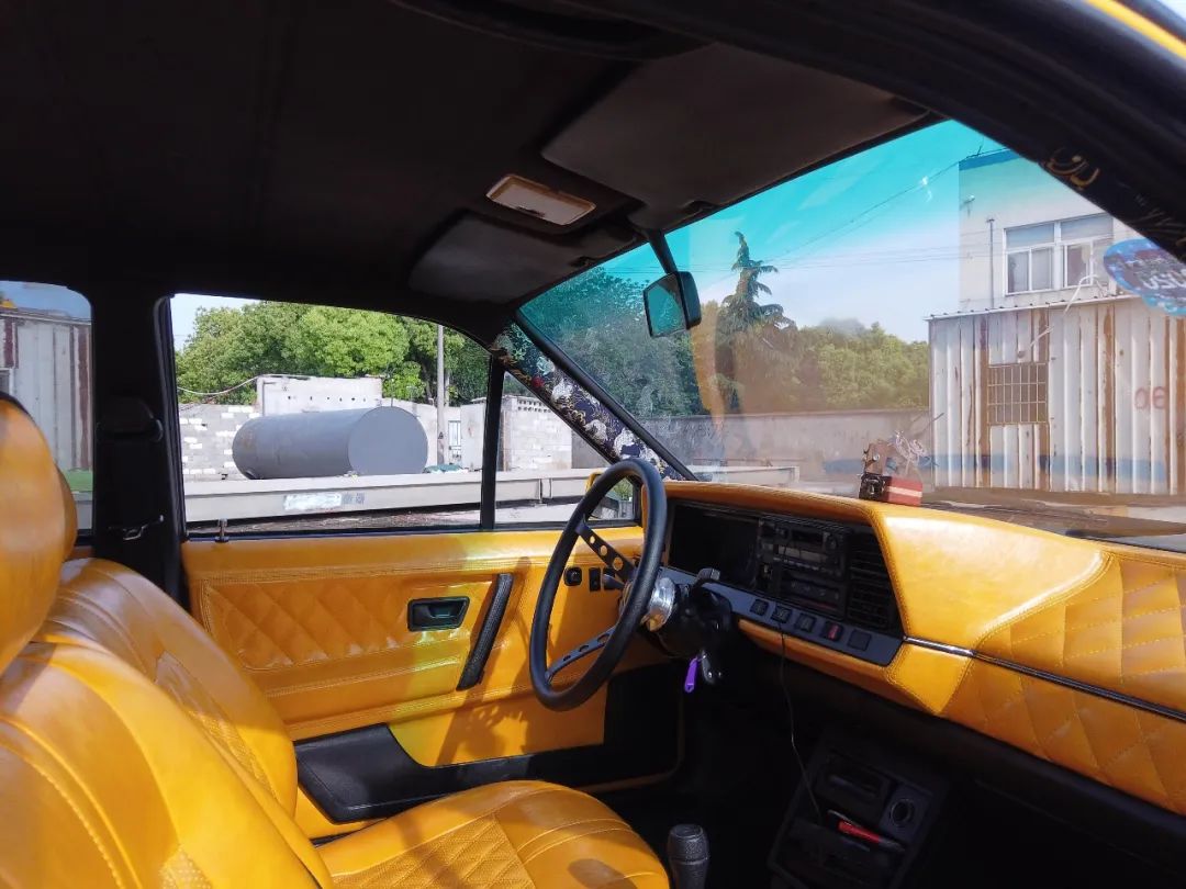 同时拥有好几辆摩托车,同时有多辆越野车