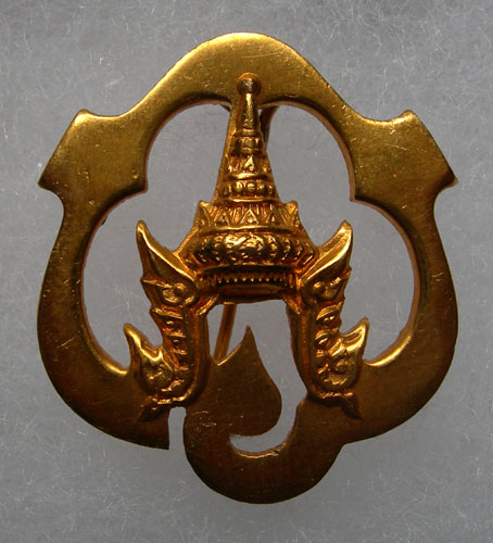 泰国皇家*队军**徽章很有特色，王冠标志象征王权，巴育都不敢不戴