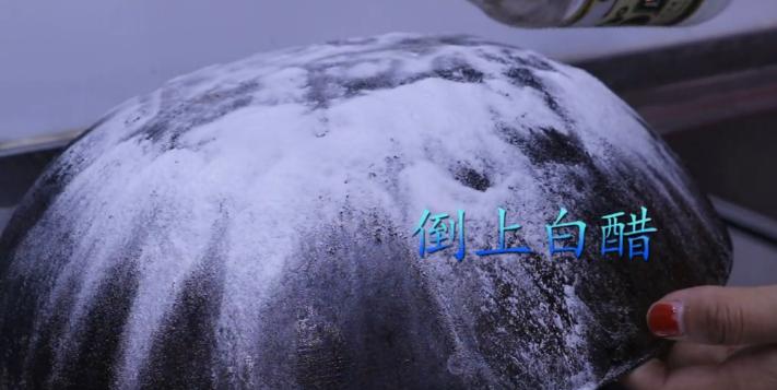 怎么彻底清洗铁锅黑垢小妙招,用什么能去除铁锅的黑垢