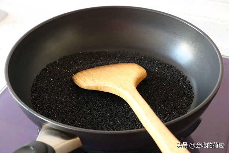 吃黑芝麻的好处补血养颜,吃黑芝麻功效好处