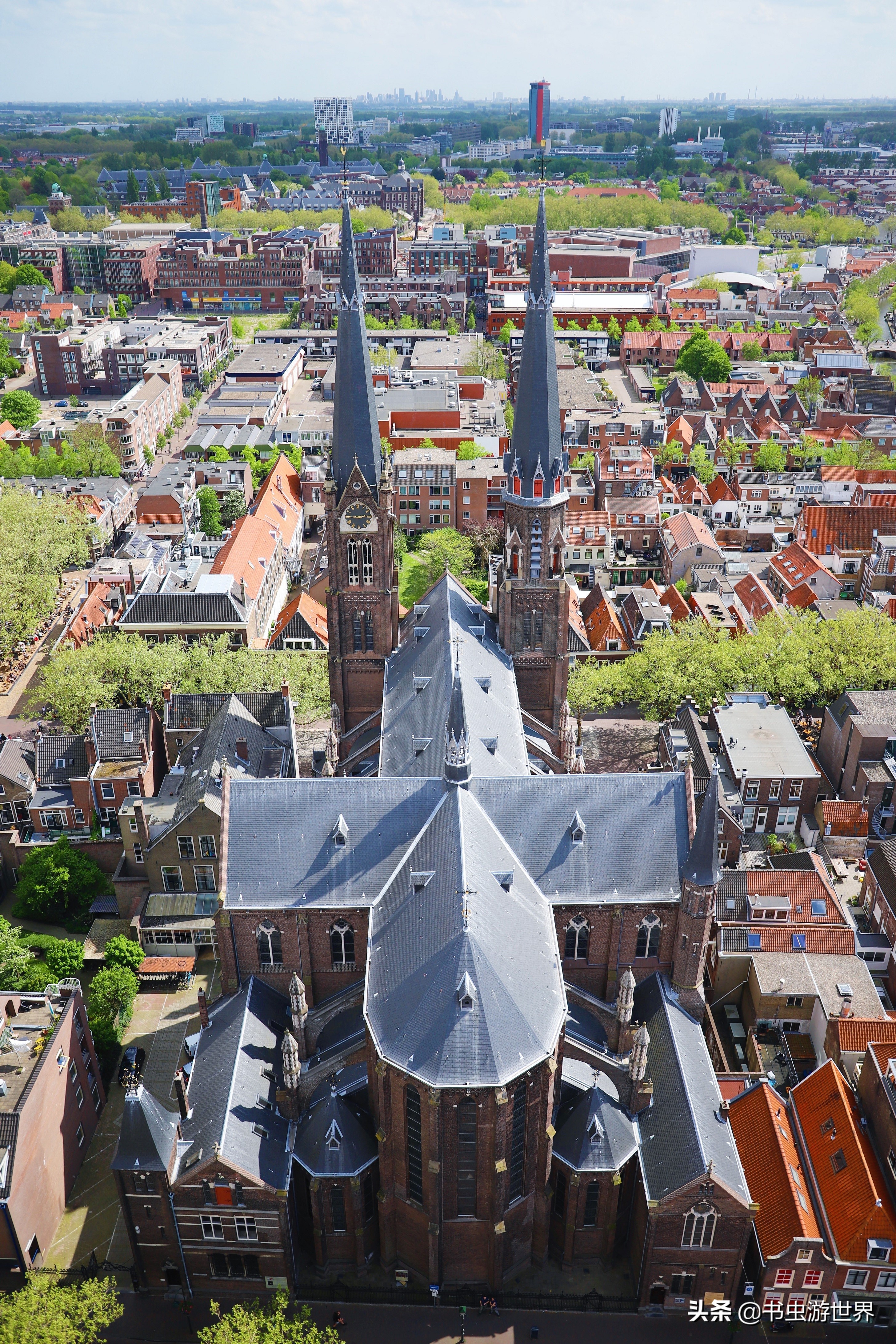 登上108米钟楼俯瞰13世纪古城，荷兰国父为何选择在这里安葬
