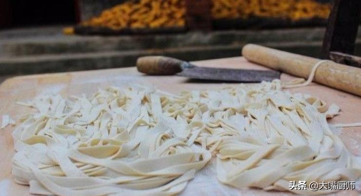 手擀面加多少红薯淀粉更爽滑劲道,手擀面怎么做才劲道有弹性
