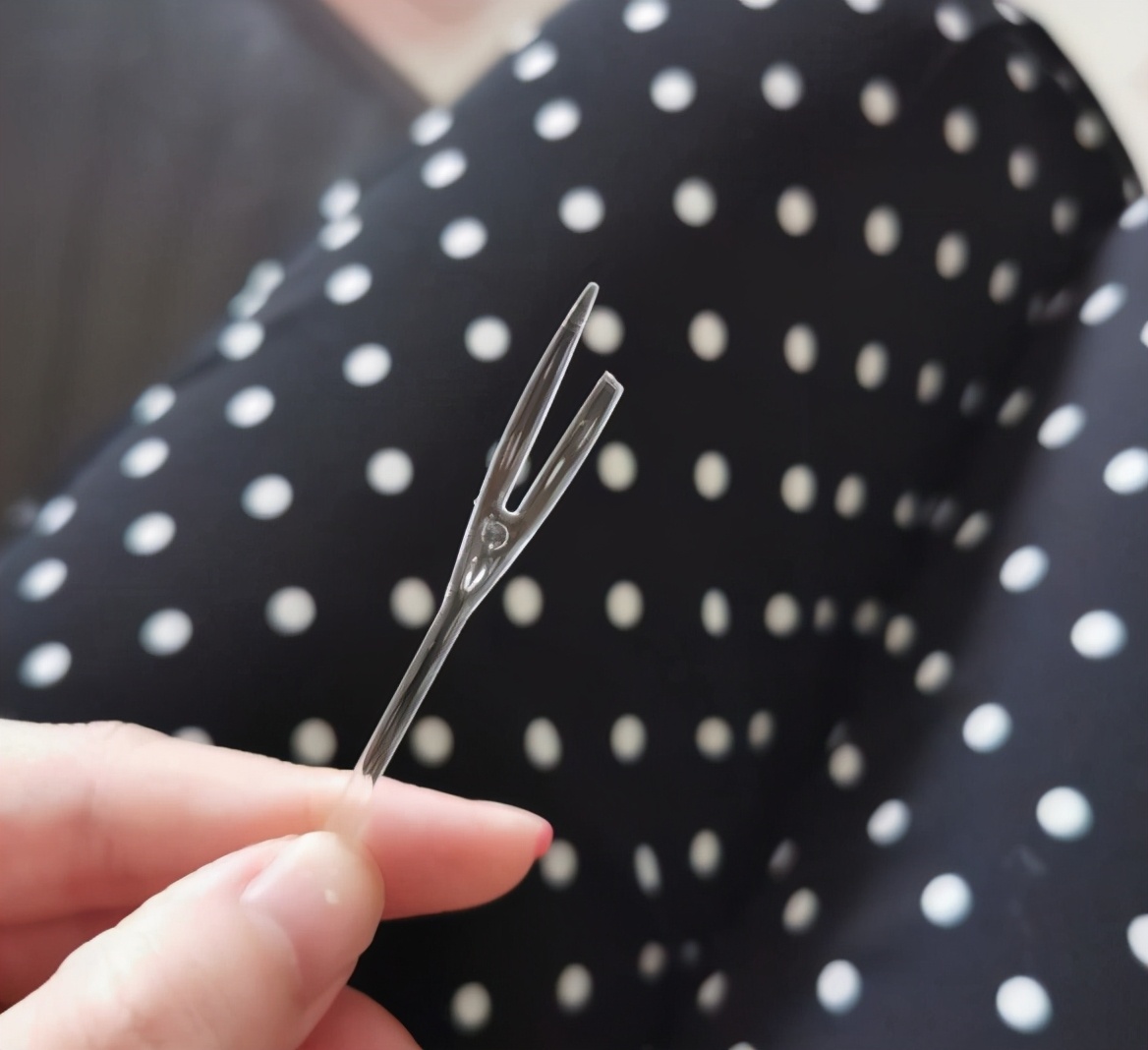 孩子吞了尖锐的异物怎么取出来,小孩吃了尖锐塑料片怎么办