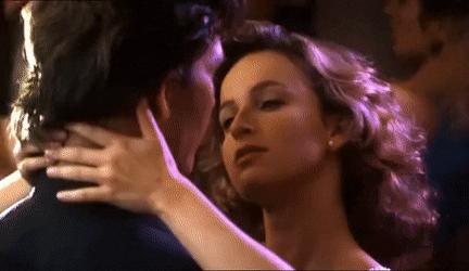 都是鹰钩鼻大美女，都爱过同一些男人，她俩的路怎么就不一样呢？