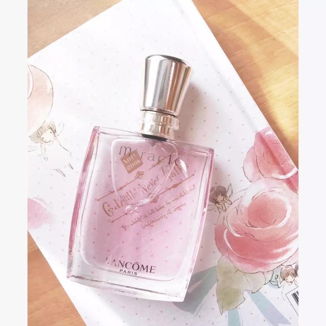 适合20岁女生的巴宝莉香水有哪些 (香奈儿邂逅香水哪个适合20岁女生)