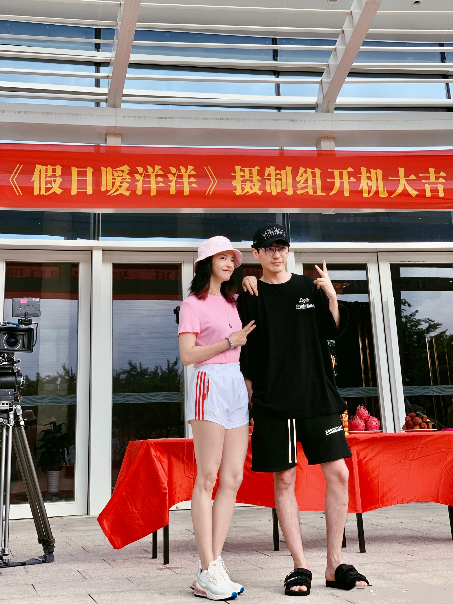 姚晨针织短袖搭破洞牛仔裤,姚晨白衬衫搭黑色高腰阔腿裤