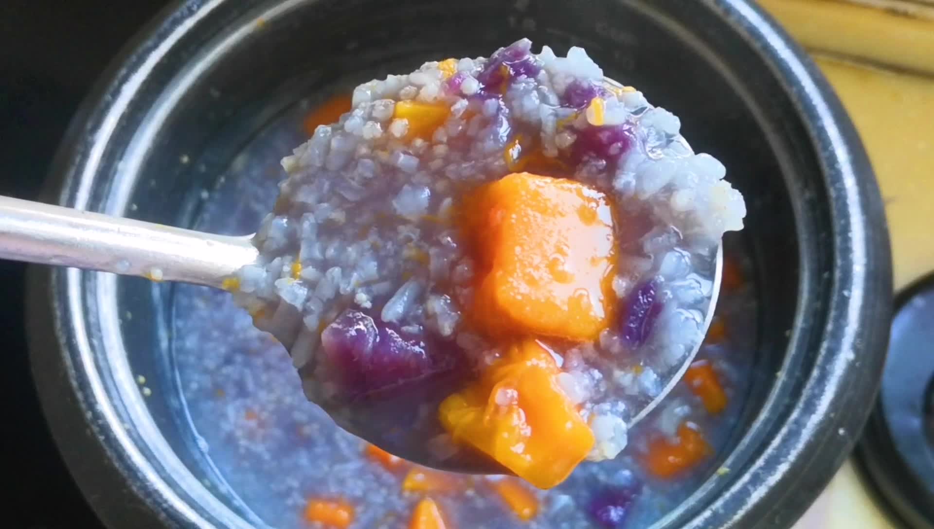 奶香又好喝的南瓜粥,紫薯南瓜粥制作