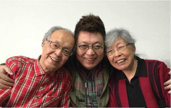 曾离婚两次,61岁王为念刚做完电灸就和美女跳舞,并直呼身体很好