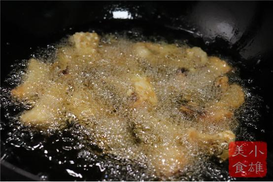 家常炖草鱼酱汁浓郁简单美味,草鱼一半油炸和一半炖汤