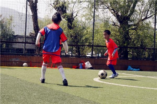 昆明成人足球训练,儿童足球基本功训练两对踢