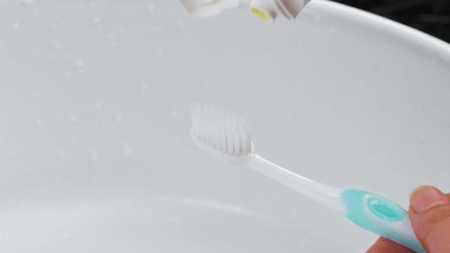 牙黄口臭一招搞定,美白牙齿最有效的方法洗牙