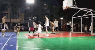 简直杀人，球场飞踹16岁少年！别把我们的篮球场变凶案现场