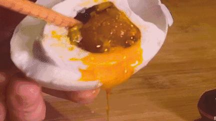 腌咸鸭蛋起沙流油的方法,如何腌制咸鸭蛋既出油又起沙不咸