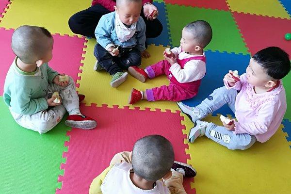 父母延迟退休，以后孩子谁来帮忙带？网友：别说二孩，一胎都困难