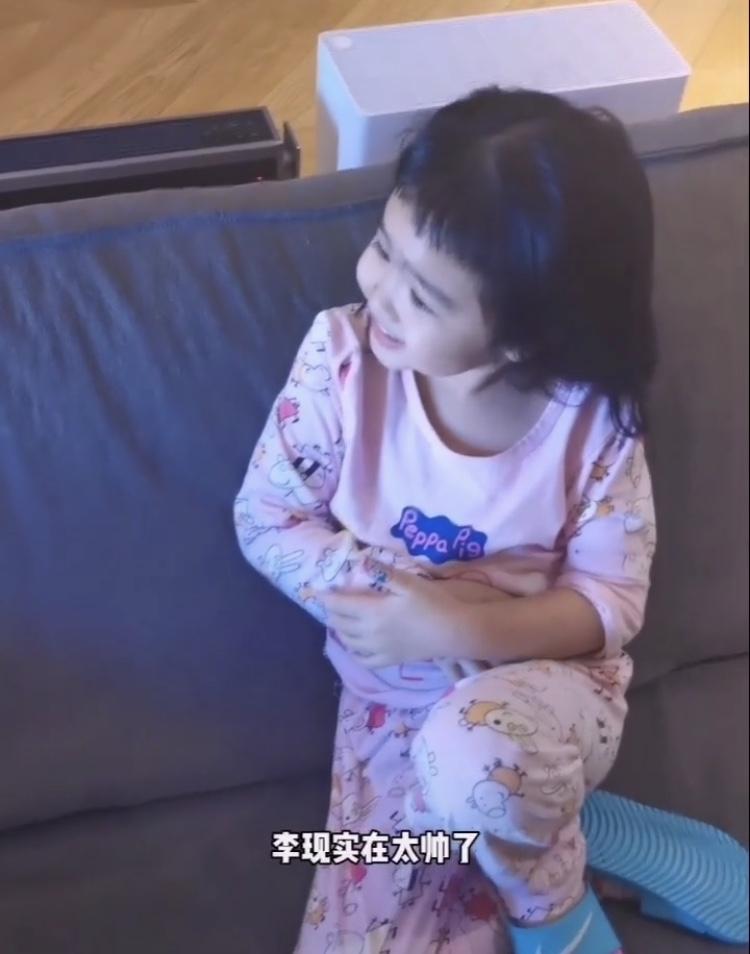 包贝尔女儿包饺子李现评论,包贝尔女儿搞笑饺子化身迷妹李现