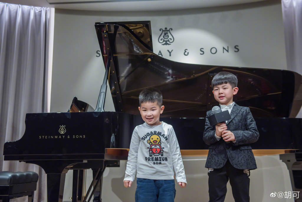 小鱼儿安吉长得帅,安吉小鱼儿最新弹钢琴视频比赛