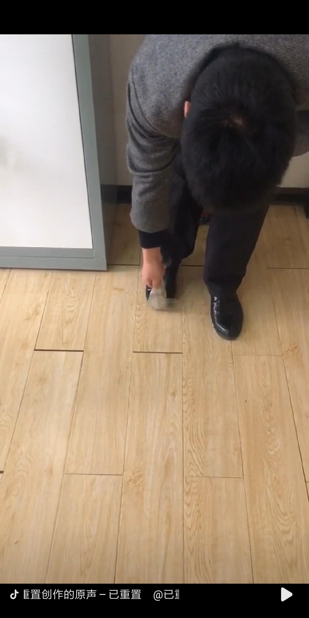 木地板灰灰的擦不干净,木地板怎么拖又干净又亮还不沾灰