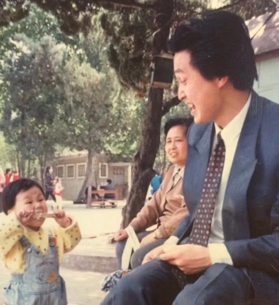 儿子看到父母年轻照片，讽刺说：“妈，你嫁爸是被威胁的吧”？