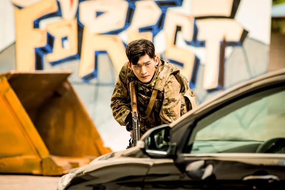 张翰焦俊艳烽烟尽处合体海报,张翰新剧再引争议图文