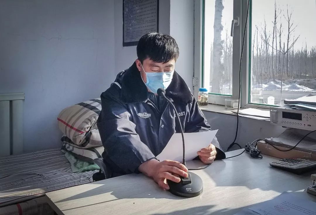 辅警变身外卖小哥接单救人,辅警变身外卖员接单救人