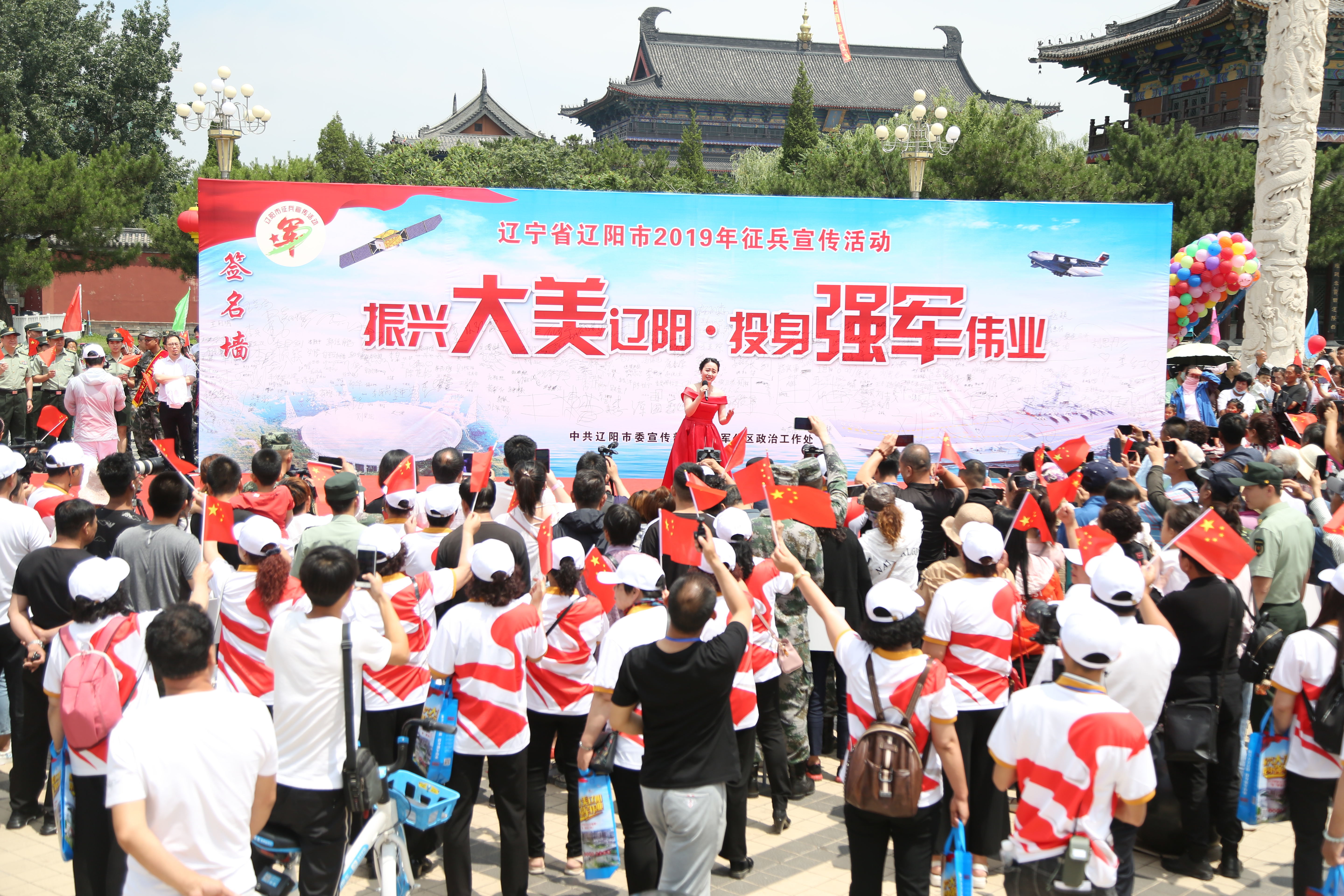 辽宁沈阳：广场“快闪”掀起参军热