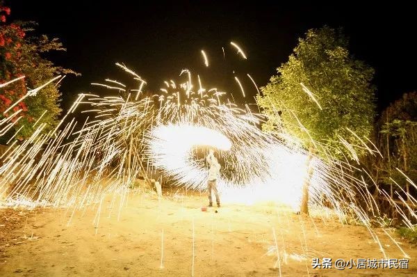 组队去火爆的玻璃屋民宿，星空下围炉火锅烧烤，唱k麻将，放烟花