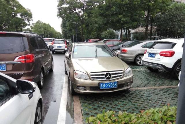 车被别人堵了没留电话放气,车被别人堵了没留电话打什么电话