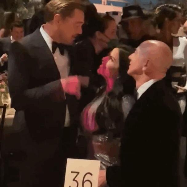 女友看上了莱昂纳多？世界首富争锋吃醋，秀肌肉“威胁”小李子