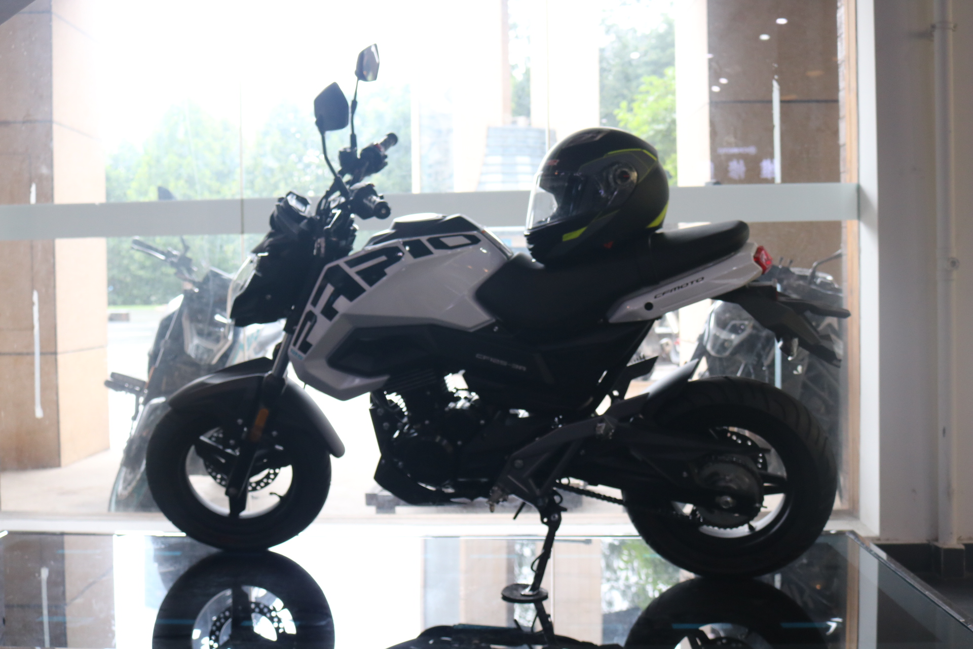 中国女骑手入门佳选春风125-3A摩托，价格8980元时速100公里