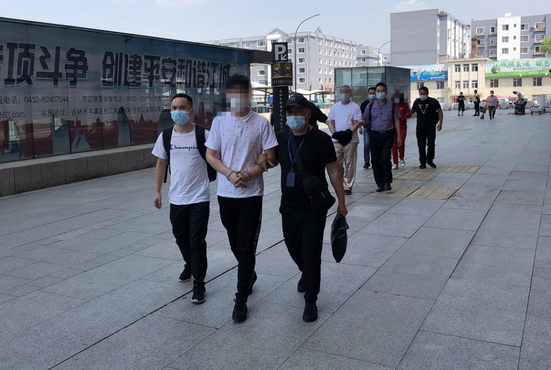 为施“降情术”与知名男星相爱，女子豪掷400余万元，结果