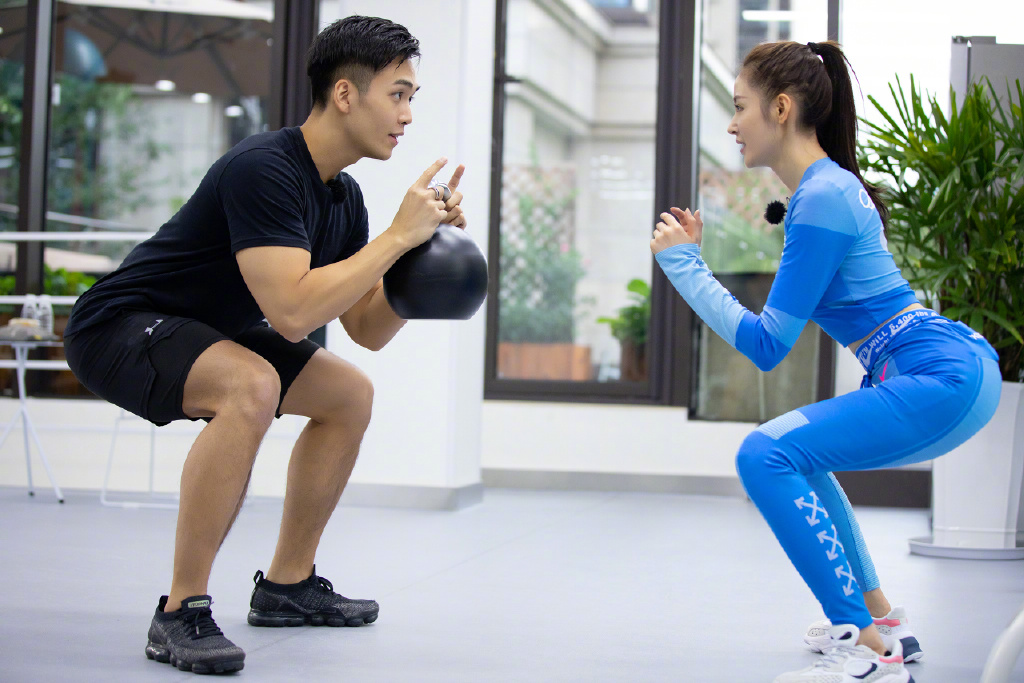 张天爱夏日清凉穿搭,张天爱黑色连体衣超显瘦