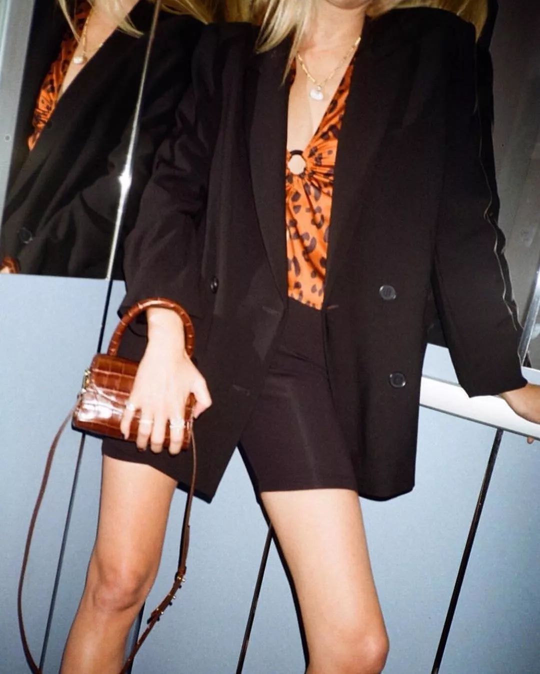 春天适合什么颜色包包,春天背什么颜色的包包