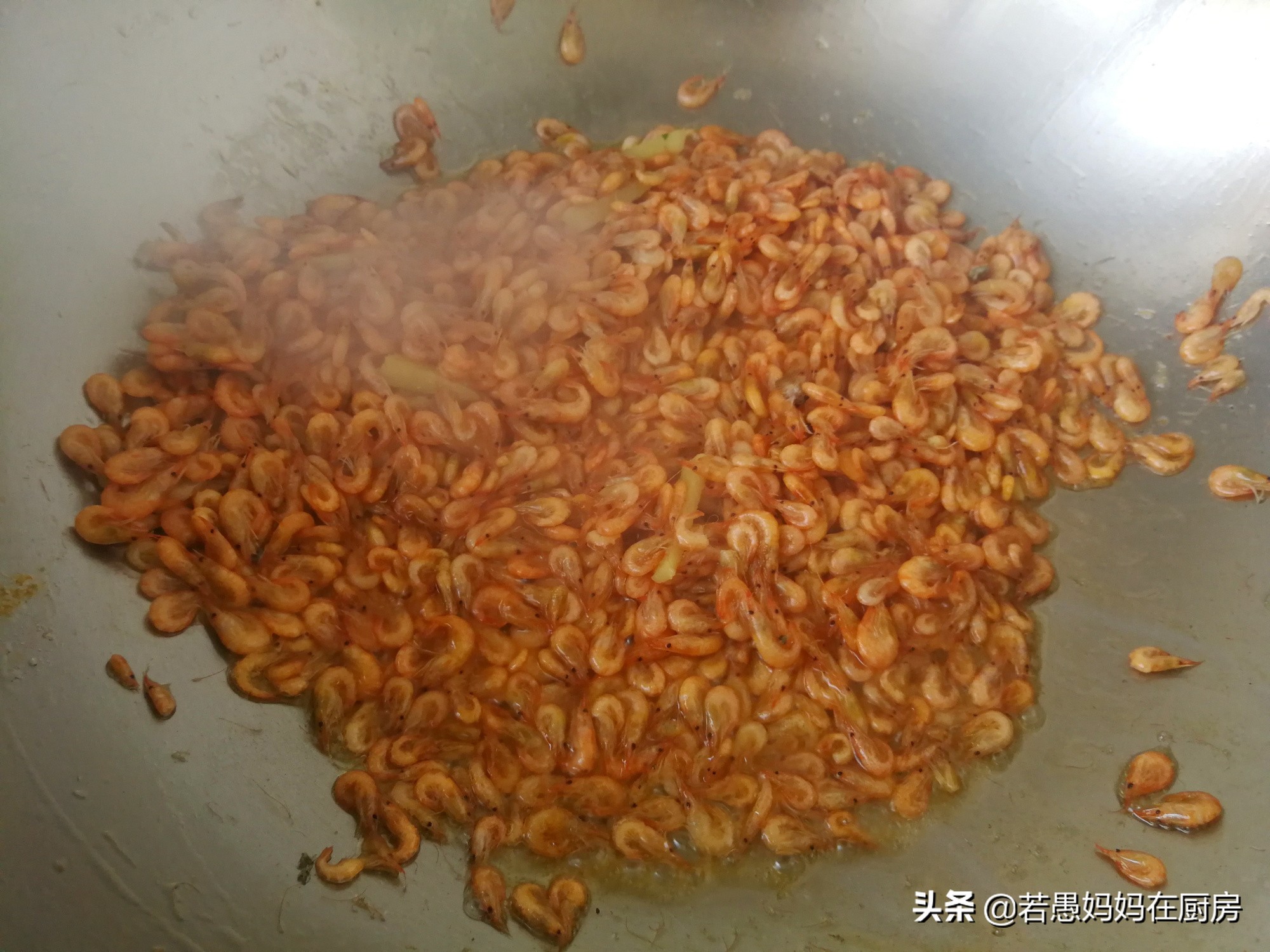 韭菜炒河虾的虾怎么处理,韭菜炒河虾要先把河虾焯水吗