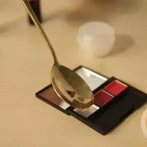 口红折断了最快修复方法,口红断裂自己修复方法