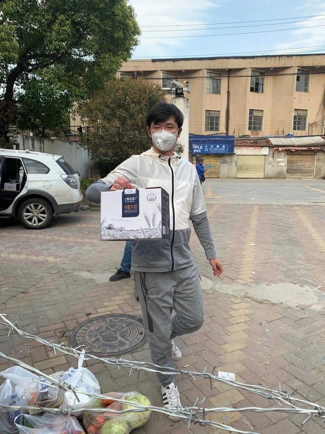 为邻居零差价代购，他成了小区红人！有人把他写进诗里