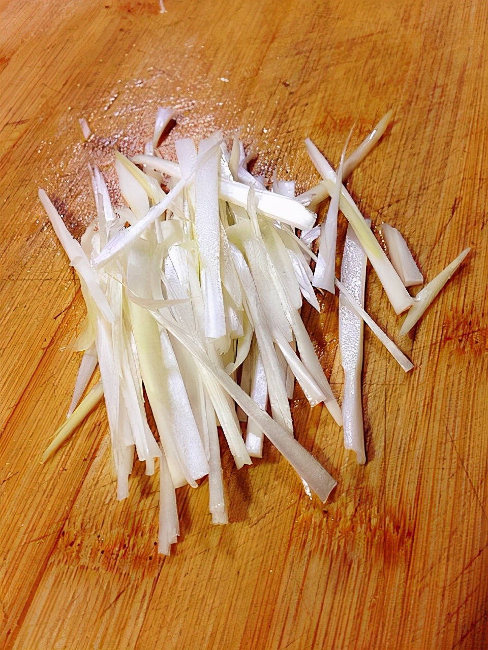 凉拌鸡丝的鸡丝又柴又硬,凉拌鸡丝做法加黄瓜丝和胡萝卜丝