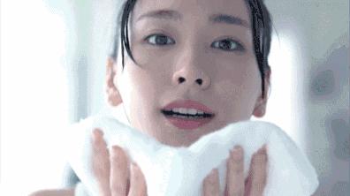 痘痘闭口里面有油脂,鼻子上的痘痘是青春痘还是粉刺