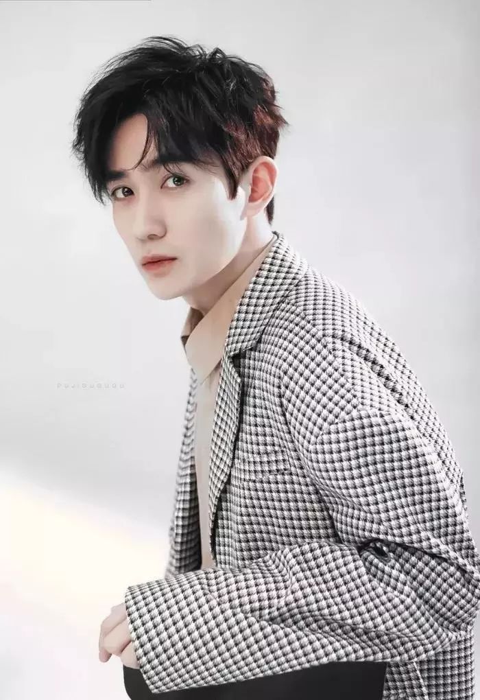 演员朱一龙不忘初心砥砺前行,朱一龙对演员职业始终保持敬畏