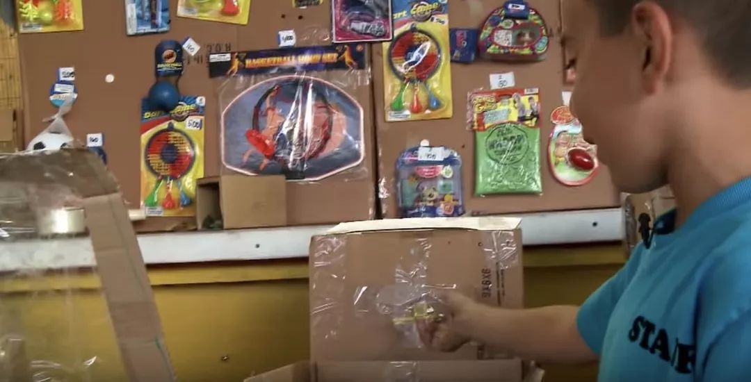 九岁的他用废纸箱建了个游乐场,结果全洛杉矶的人都来了……