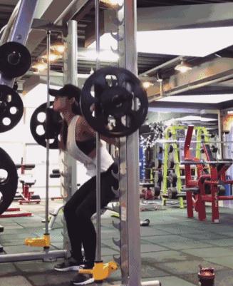 42岁翘臀“老阿姨”迷倒小16岁男友:年龄从来都不是借口